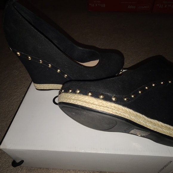 Shoes - Picture 3 of 4